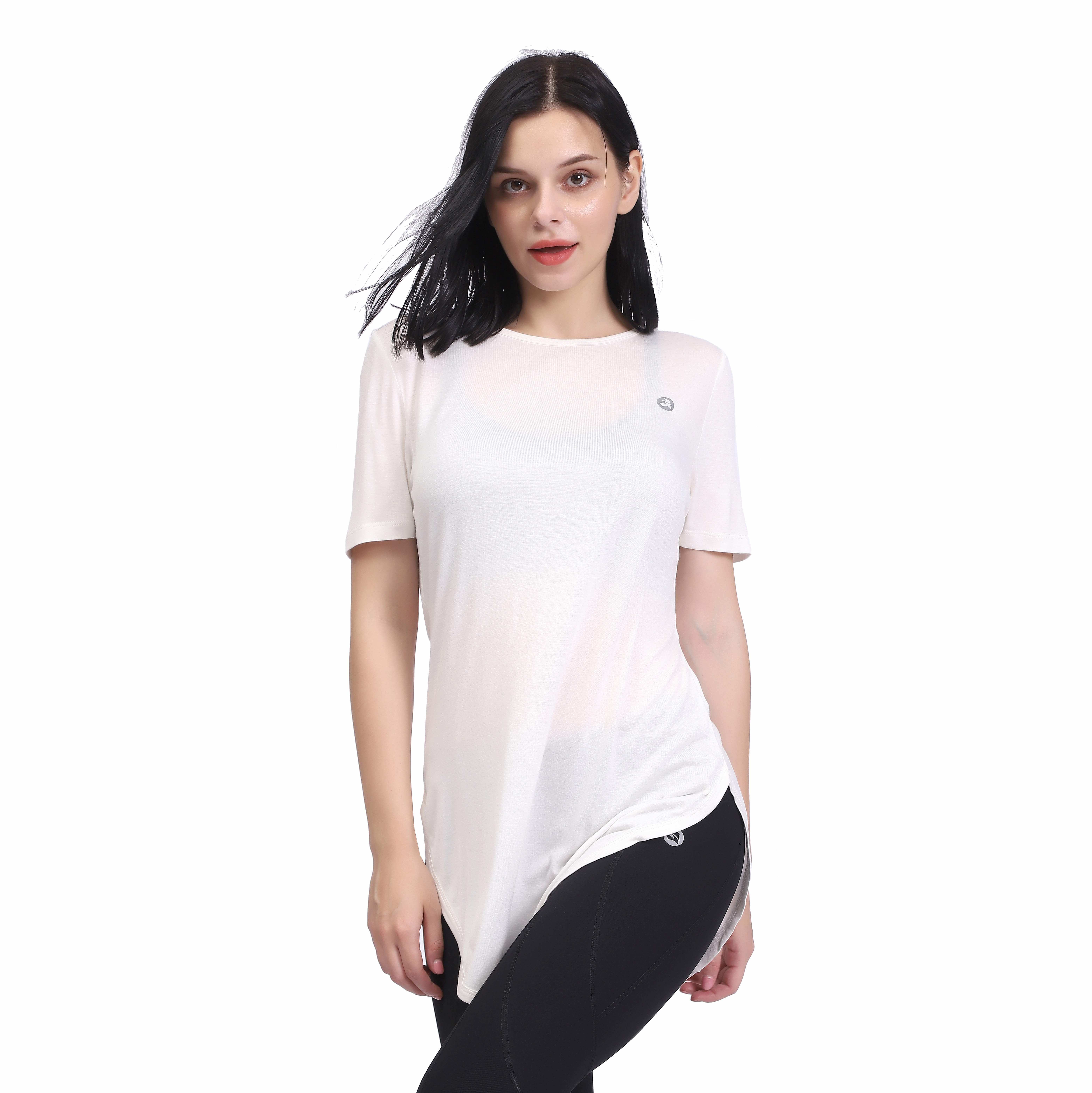 Camiseta de manga corta con dobladillo curvo en la espalda blanca para mujer